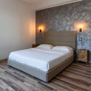Letto matrimoniale assi grezze imbottitura in lino grezzo 200X170X120h